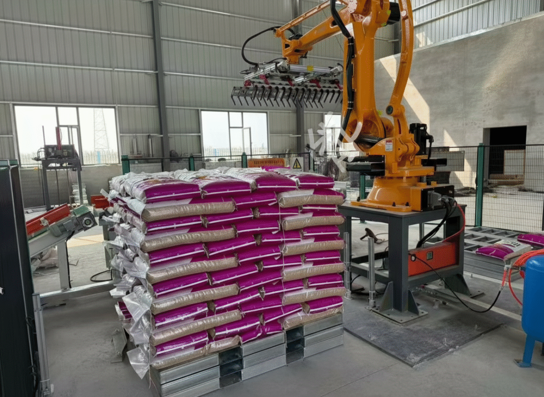 Robot xếp pallet tự động trong nhà máy thức ăn chăn nuôi và thú cưng